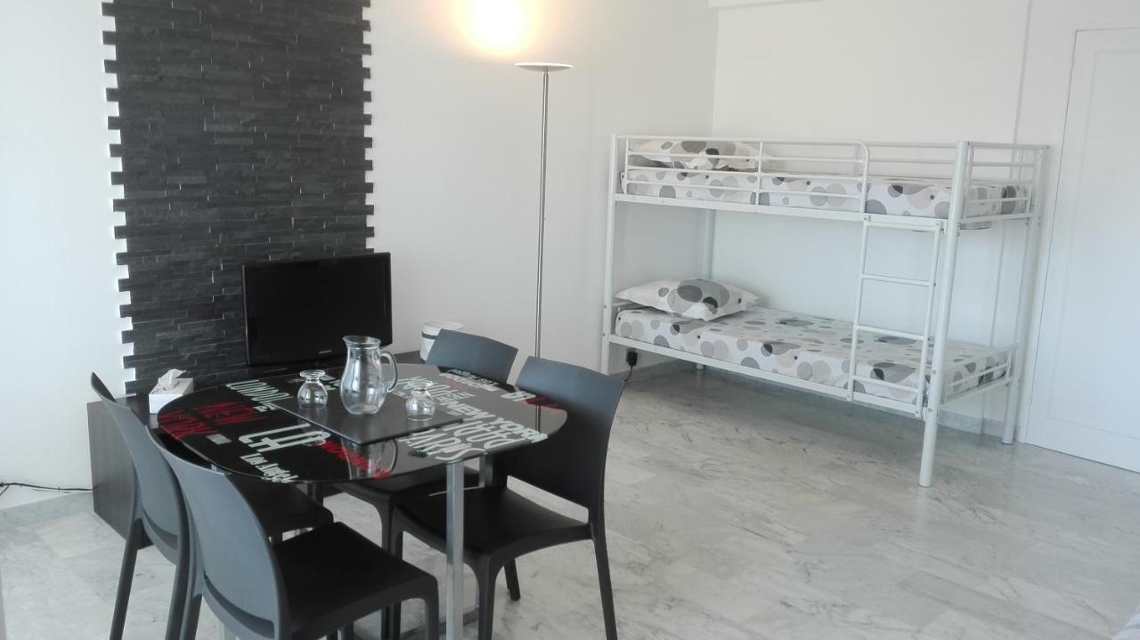 Grand studio climatisé en bord de mer avec parking sécurisé Golfe Juan Esterno foto